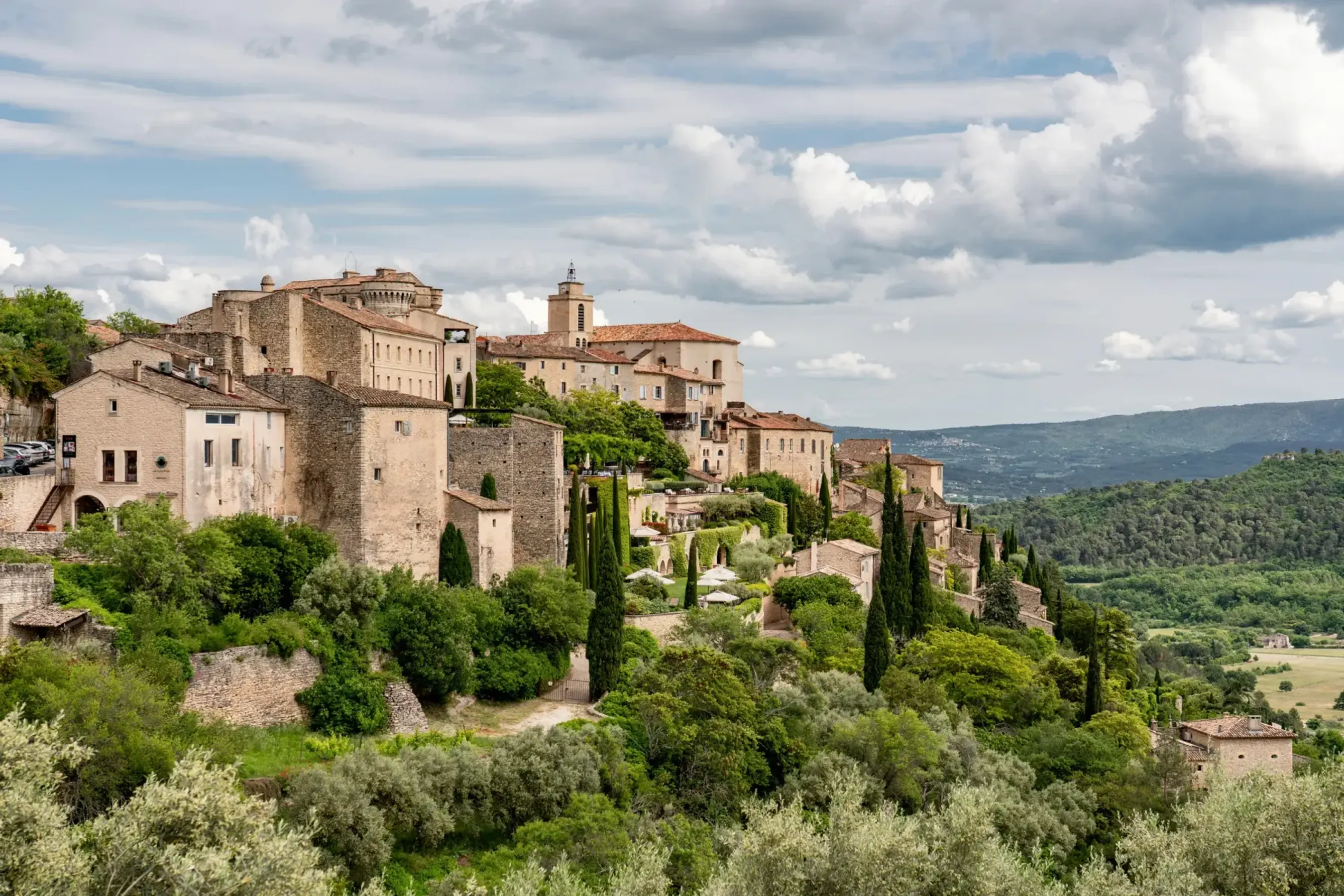 Village provençal perché, exemple de commune partenaire